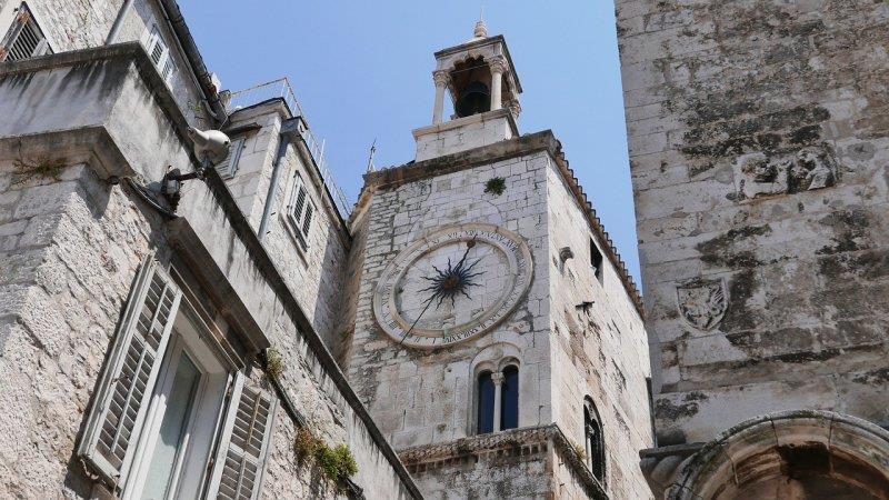 石造りの旧市街に建つ時計塔(クロアチア・スプリット)