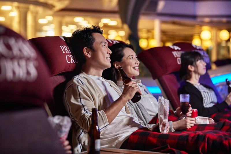 夜は夫婦でショー鑑賞、 おしゃれなバーで乾杯♡