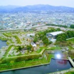桜に囲まれた五稜郭を見下ろす風景（函館）
