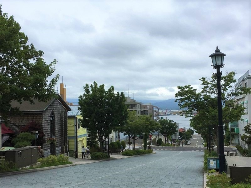 海を見下ろす坂道と西洋建築の街並み(函館)