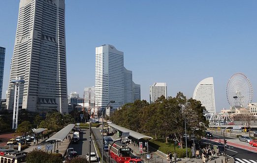 みなとみらいの高層ビル群と大観覧車(横浜)