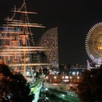 ライトアップされた帆船日本丸と観覧車の夜景（横浜）