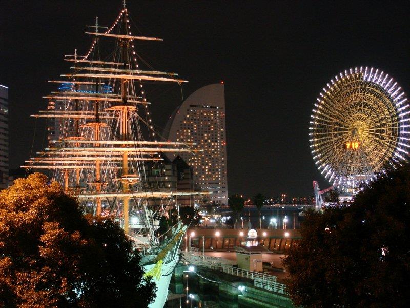 ライトアップされた帆船日本丸と観覧車の夜景(横浜)