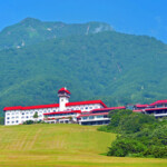 妙高山を望む赤倉観光ホテルの外観