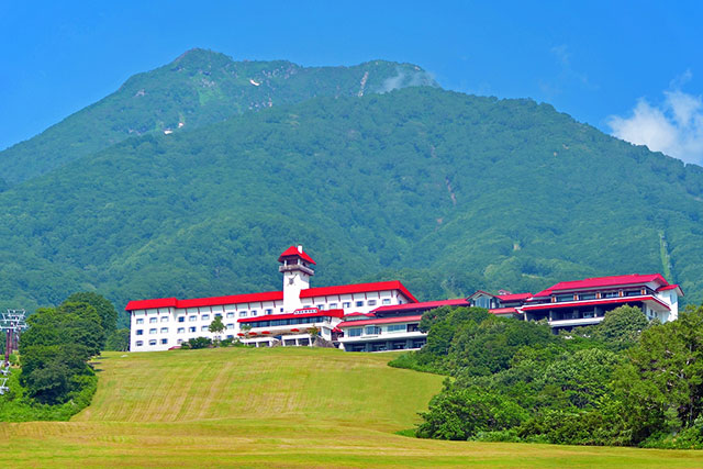 妙高山を望む赤倉観光ホテルの外観