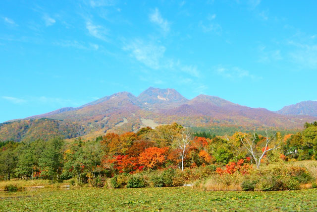 紅葉に彩られた妙高山といもり池
