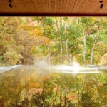 紅葉の森に囲まれた露天風呂（扉温泉 明神館）