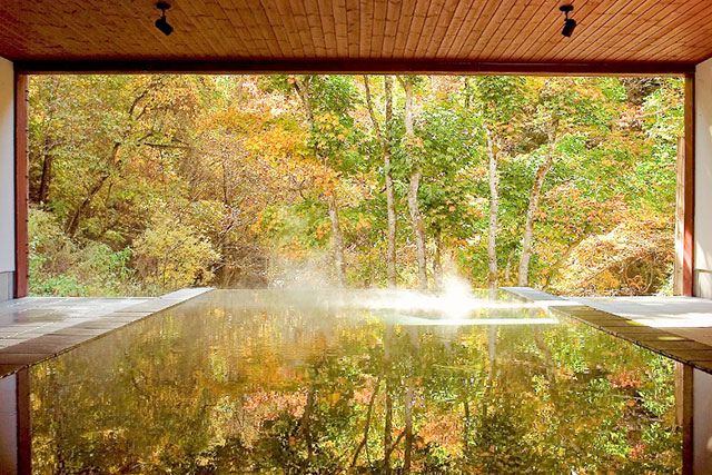 紅葉の森に囲まれた露天風呂（扉温泉 明神館）