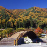紅葉の山を背にした奈良井宿の木曽の大橋