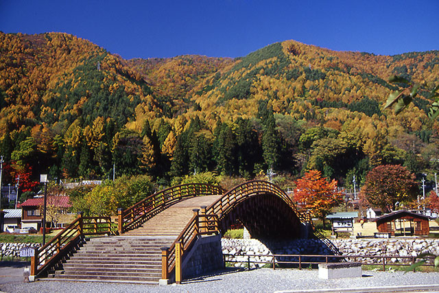 紅葉の山を背にした奈良井宿の木曽の大橋