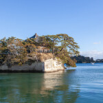 松島湾に浮かぶ雄島の松と社
