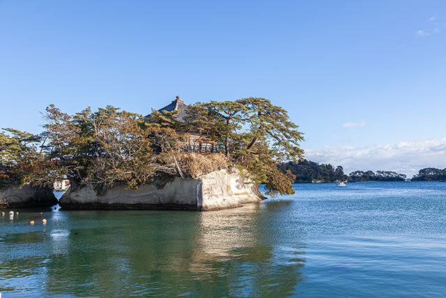 松島湾に浮かぶ雄島の松と社