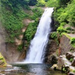 新緑に包まれた秋保大滝
